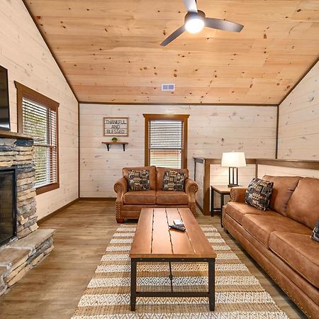 Luxury 3-Br Cabin Minutes From Parkway With Game Room And Hot Tub Pigeon Forge Exterior foto