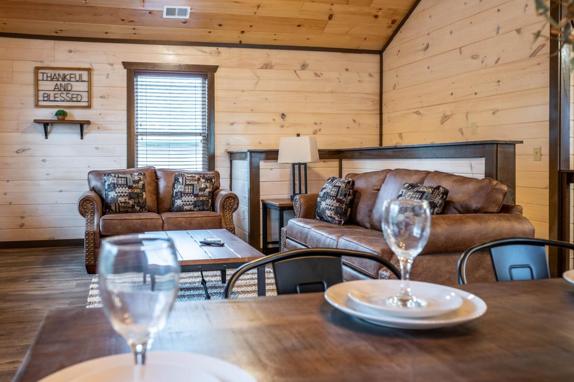 Luxury 3-Br Cabin Minutes From Parkway With Game Room And Hot Tub Pigeon Forge Exterior foto